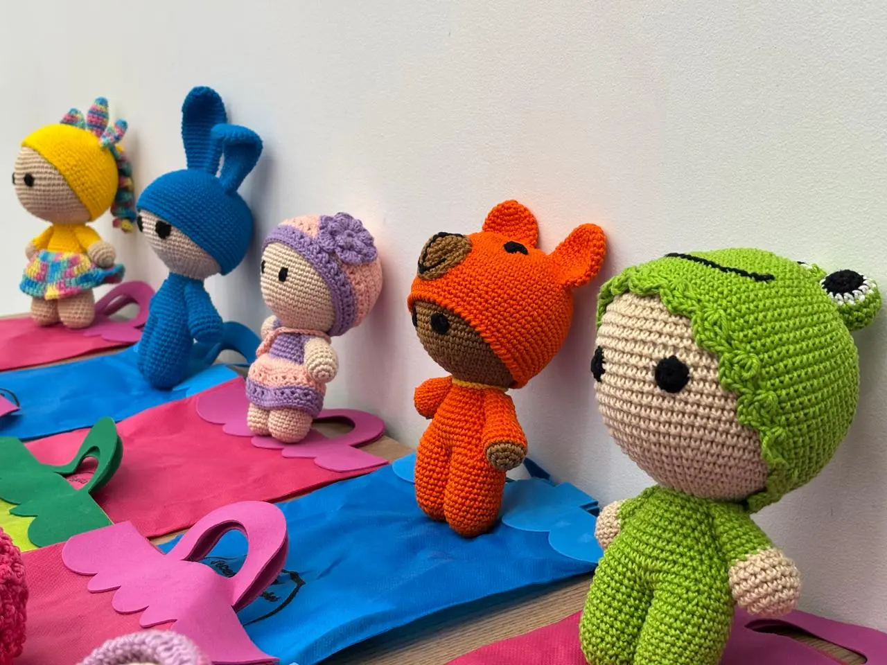 Doação de Bonecos de Crochê